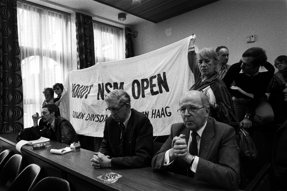 Tweede Kamer , spandoek Houdt NSM open op publieke tribune met op voorgrond Herfst (l) en Bosman, directeuren NSM, Bestanddeelnr 931-4211