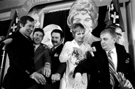 TV-serie Het schaep met vijf pooten medewerkers ontvangen Televizierring te Am, Bestanddeelnr 923-3466