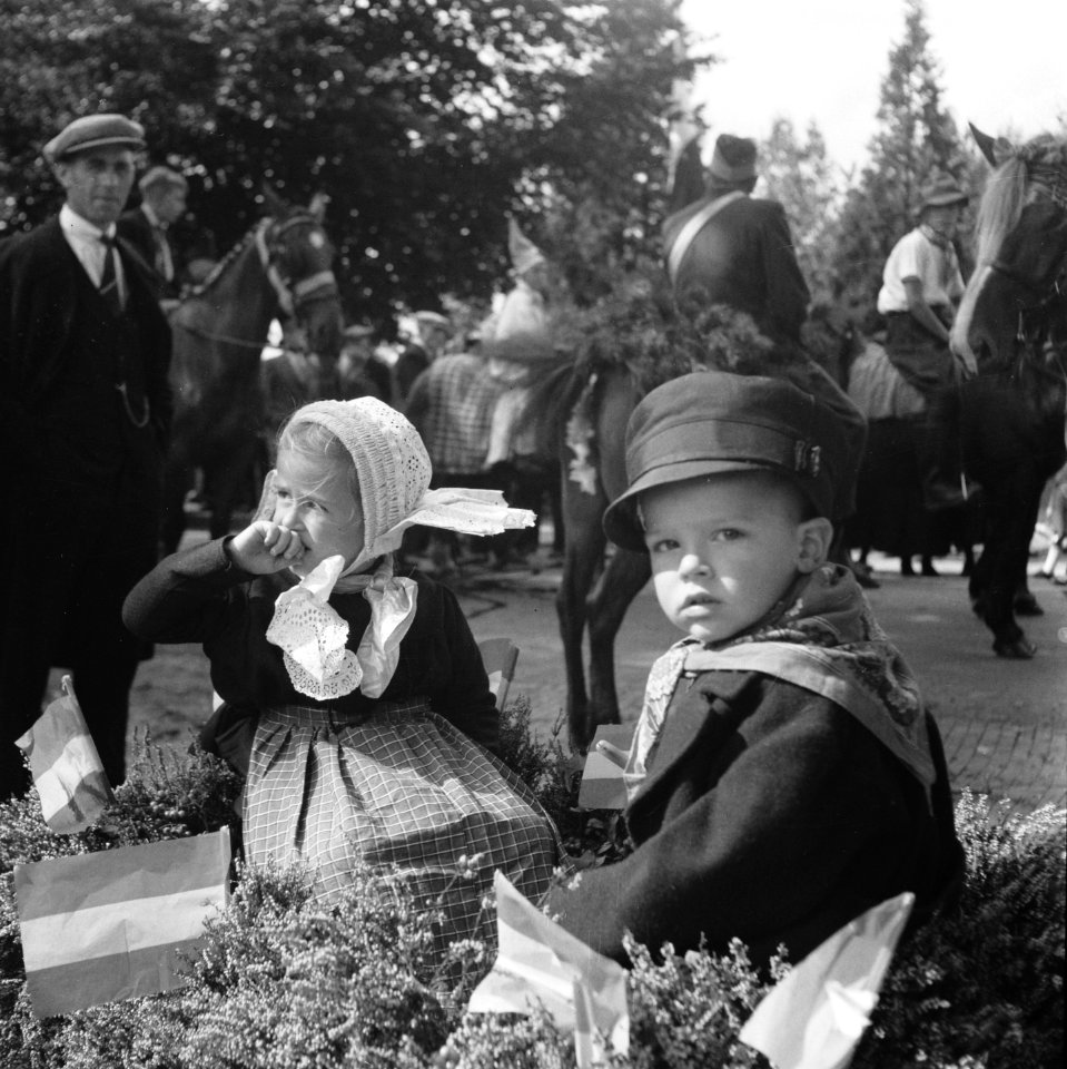 Twee kleuters in klederdracht, Bestanddeelnr 900-7394