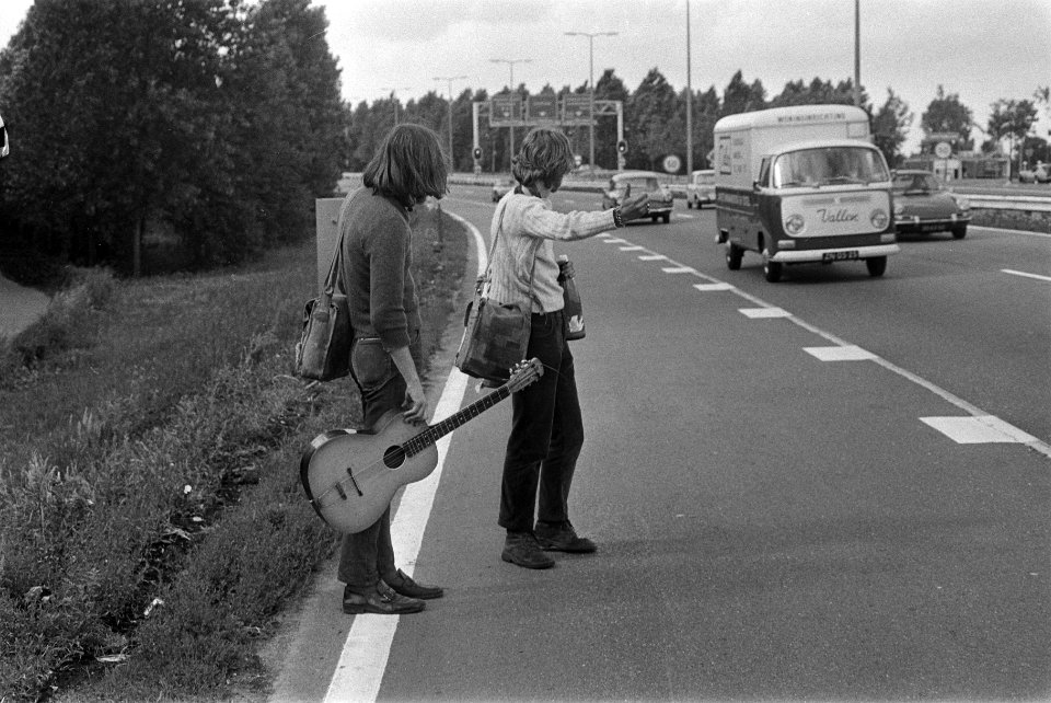 Twee jongens staan te liften, een met gitaar, Bestanddeelnr 923-6367