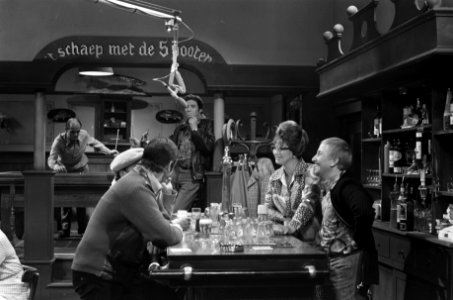 TV-serie Het schaap met vijf poten .Links Adèle Bloemendaal, rechts Leen Jonge, Bestanddeelnr 923-3333