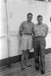 Twee militairen poseren voor een schip, Bestanddeelnr 119-6-8