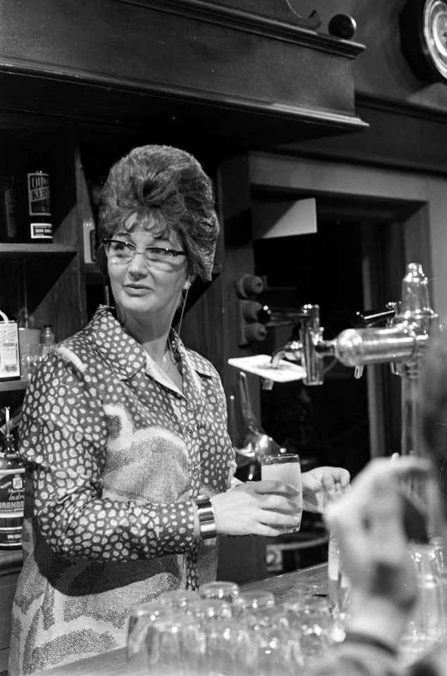 TV-serie Het schaep met vijf poten. Adèle Bloemendaal aan bierpomp, Bestanddeelnr 923-3332