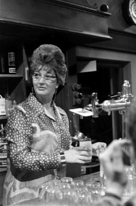 TV-serie Het schaep met vijf poten. Adèle Bloemendaal aan bierpomp, Bestanddeelnr 923-3332