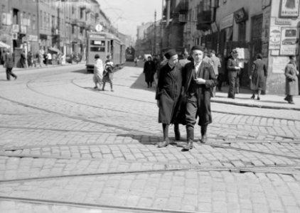 Twee jongemannen in de Joodse wijk van Warschau, Bestanddeelnr 190-0052