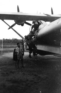 Twee militairen stappen uit (of in) een Catalina vliegboot, Bestanddeelnr 2793
