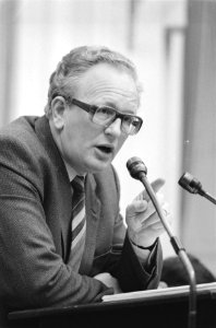 Tweede Kamer . Begroting Onderwijs en Volkshuisvesting. Minister Van Kemenade ti, Bestanddeelnr 932-0333