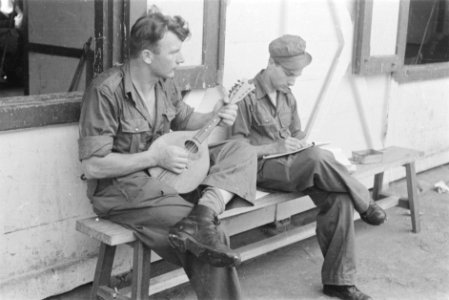 Twee militairen. Een soldaat bespeelt de mandoline een ander schrijft iets op ee, Bestanddeelnr 229-3-3