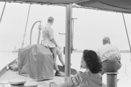 Twee militairen en een vrouwelijke militair op een schip, Bestanddeelnr 382-4-4