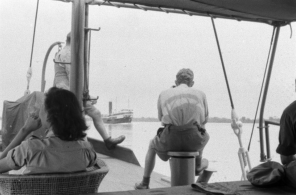 Twee militairen en een vrouwelijke militair op een schip, Bestanddeelnr 382-4-5
