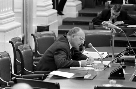 Tweede Kamer , Minister Vondeling achter regeringstafel, Bestanddeelnr 919-3500