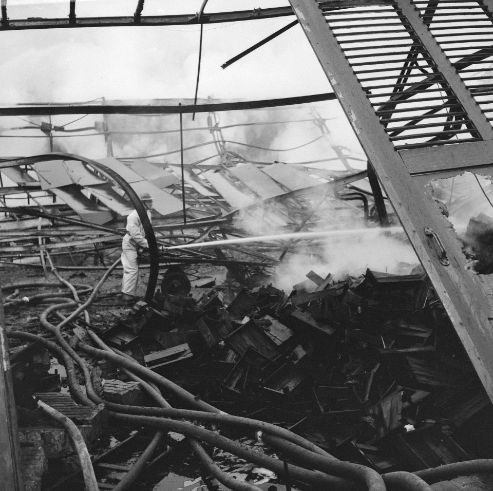 Twee loodsen van de Rotterdamse veiling geheel uitgebrand, Bestanddeelnr 919-2680