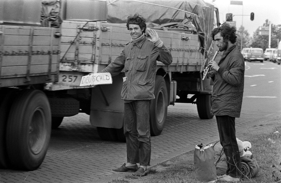 Twee jongens, een met fluit de ander met een bordje staan te liften, Bestanddeelnr 923-6365