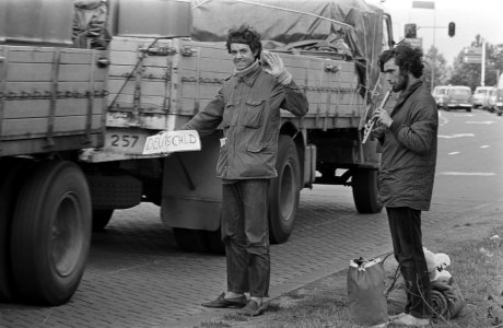Twee jongens, een met fluit de ander met een bordje staan te liften, Bestanddeelnr 923-6365