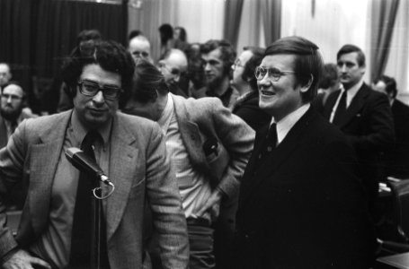 Tweede Kamer , Justitiebegroting PvdA-fractieleider Van Thijn (l) naast VVD-fra, Bestanddeelnr 927-7316