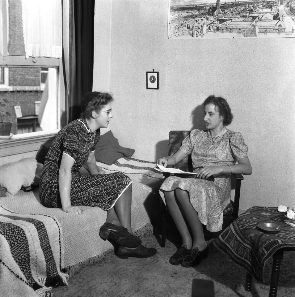 Twee vrouwelijke studenten in gesprek, Bestanddeelnr 900-7992