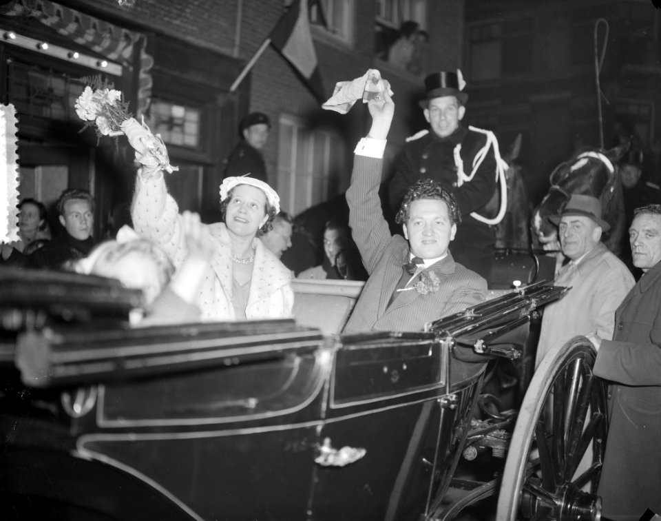 Twaalfenhalf jarig huwelijksfeest Johny Jordaan. Rijtour door Jordaan, Bestanddeelnr 907-7182