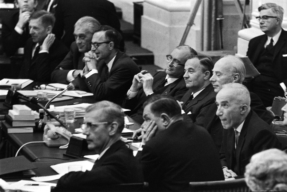 Tweede Kamer Algemene beschouwingen achter regeringstafel v.l.n.r. Den Toom ,, Bestanddeelnr 923-9201