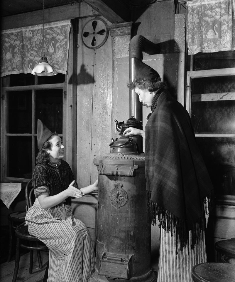 Twee vrouwen bij een kachel, Bestanddeelnr 901-4186