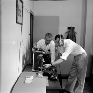 Twee mannen bij radiozendapparatuur, Bestanddeelnr 252-3501