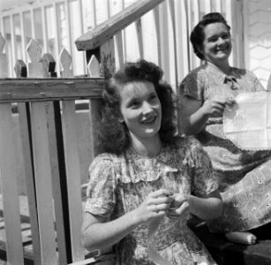 Twee vrouwen (Bessie Sagon en Mary Point) in het dorp Windwardside op Saba, Bestanddeelnr 252-8267