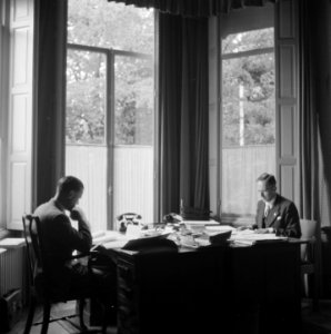 Twee mannen aan bureaus, Bestanddeelnr 900-7418