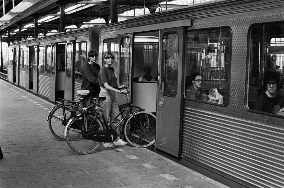 Twee meisjes met fiets wachten op perron van Amstelstation op metro, Bestanddeelnr 931-0011