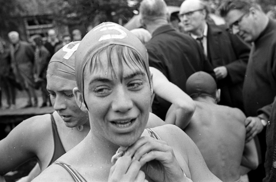 Twee kilometer zwemwedstrijd Loosdrechtseplassen, winnaar dames vrije slag Betty, Bestanddeelnr 917-8570