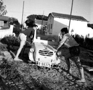 Twee mannen duwen een Voisin, Bestanddeelnr 254-0734