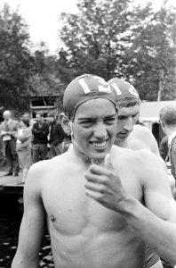 Twee kilometer zwemwedstrijd Loosdrechtseplassen, winnaar heren vrije slag Johan, Bestanddeelnr 917-8569