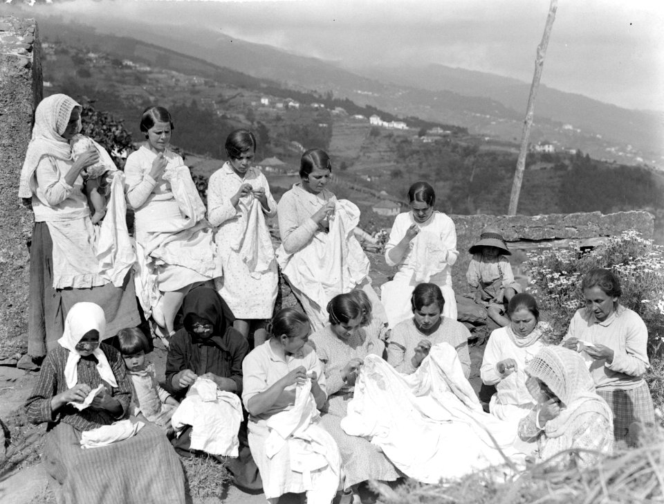 Twaalf vrouwen in de buitenlucht aan het borduren, Bestanddeelnr 190-0202