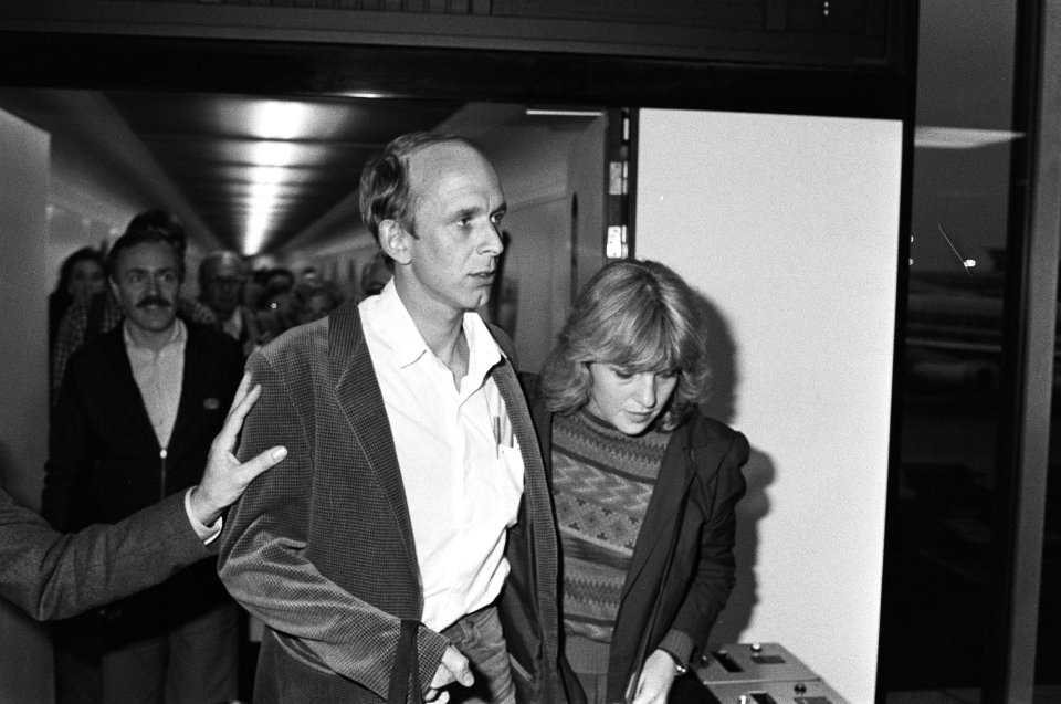 Twee journalisten terug uit El Salvador op Schiphol. Hans van Gerven en Pia Dijk, Bestanddeelnr 932-0551