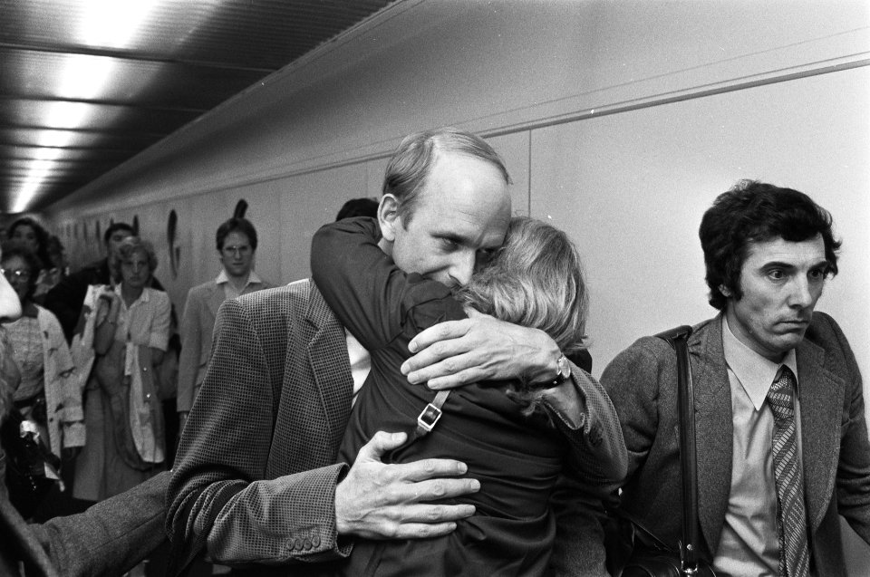 Twee journalisten terug uit El Salvador op Schiphol. Hans van Gerven (IKON) en R, Bestanddeelnr 932-0547