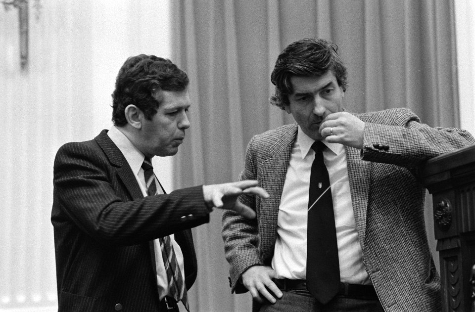 Tweede Kamer , o.a. begroting EZ 1981, Lubbers (r) in gesprek met Van Houwelingen, Bestanddeelnr 931-3583