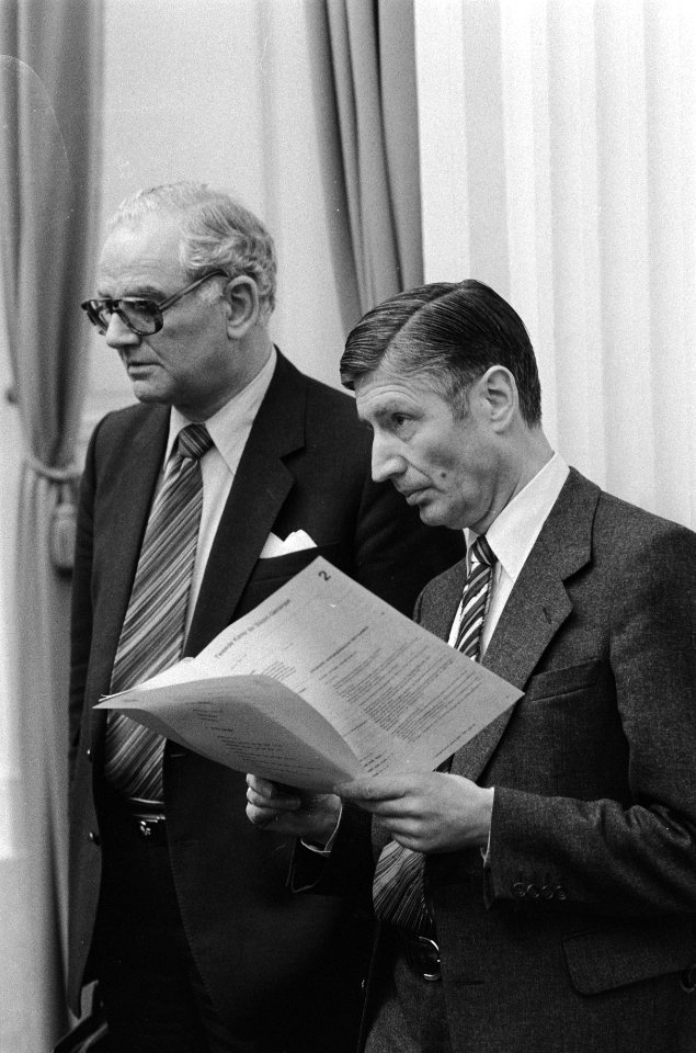 Tweede Kamer , o.a. begroting EZ 1981, Van Agt (r) en Minister Van der Stee (fin) voor aanvang van de stemming, Bestanddeelnr 931-3580