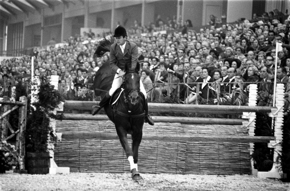 Twaalfde Internationaal Concours Hippique Jumping Adam RAI Amsterdam. Pessoa met, Bestanddeelnr 922-9039