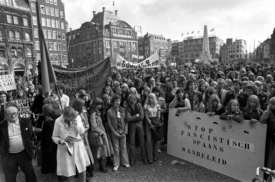 Twee minuten stilte op Dam in Amsterdam ivm Spaanse vonnissen demonstranten , Bestanddeelnr 928-1838