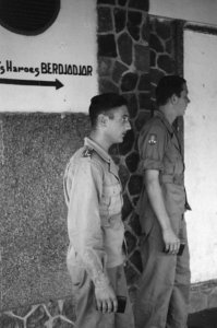 Twee militairen van de 7 December Divisie bij Bioskop Moelia, Bestanddeelnr 359-6-2