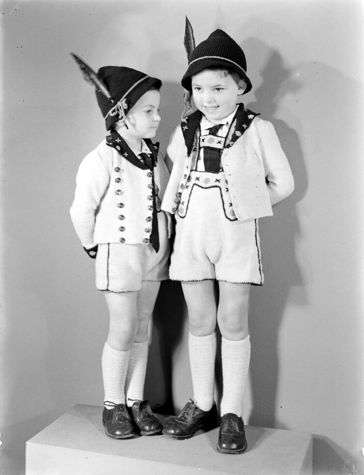 Twee kinderen in gebreide Tiroler pakjes, Bestanddeelnr 190-0936