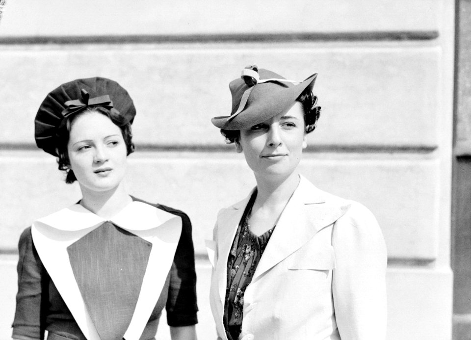 Twee modellen met hoeden van Hélène Sorbier, Bestanddeelnr 255-9683