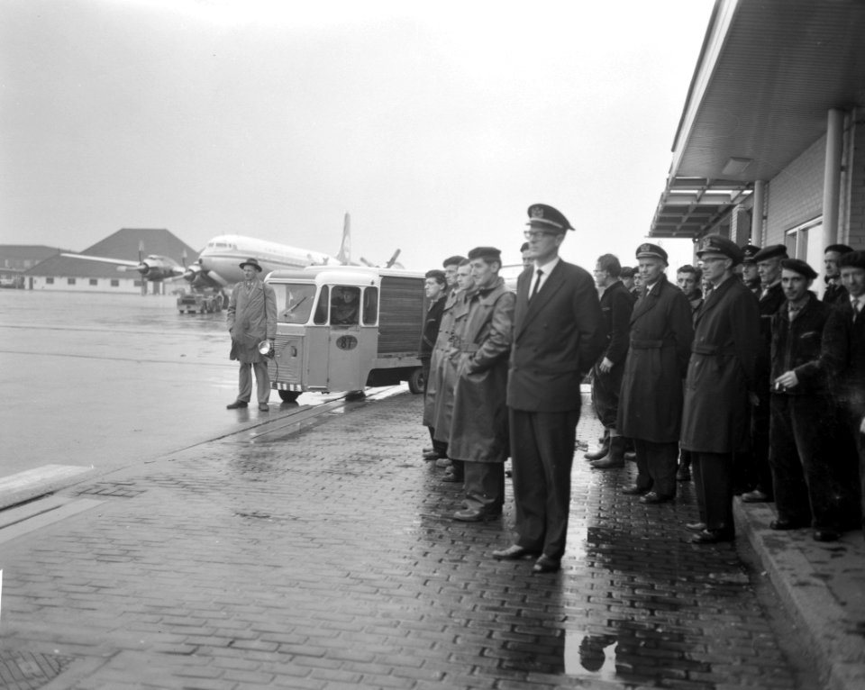 Twee minuten stilte op Schiphol Marechaussees, Bestanddeelnr 913-1301