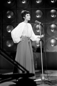 TV-programma Een van de Acht van Mies Bouwman . Esther Ofarim zingt, Bestanddeelnr 923-0021