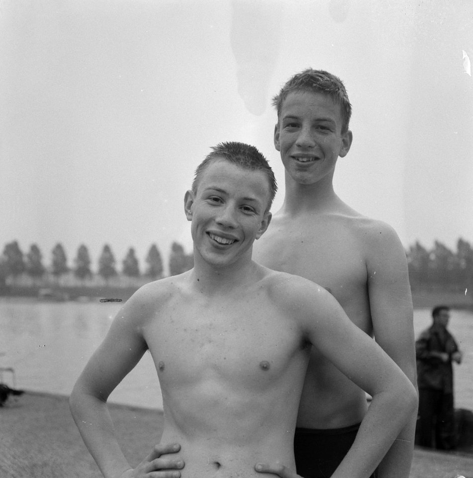 Twee kilometer zwemwedstijd te Loosdrecht, winnaar Harm Drenth (rechts), tweede , Bestanddeelnr 919-2422