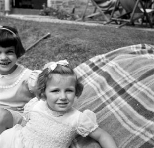 Twee meisjes van de familie Martineau, in de tuin van de Old Lodge in Terlow (Bu, Bestanddeelnr 254-2866