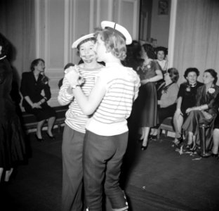 Twee meisjes verkleed als matroos op een dansfeest met overwegend jonge dames, Bestanddeelnr 254-0152