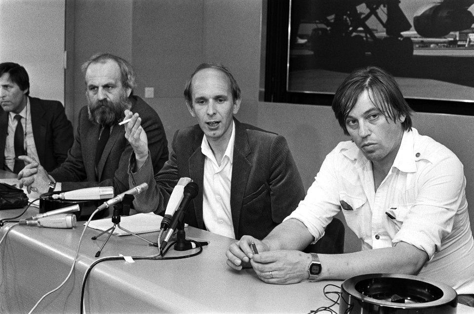 Twee journalisten terug uit El Salvador op Schiphol. Hans van Gerven (IKON) en R, Bestanddeelnr 932-0550