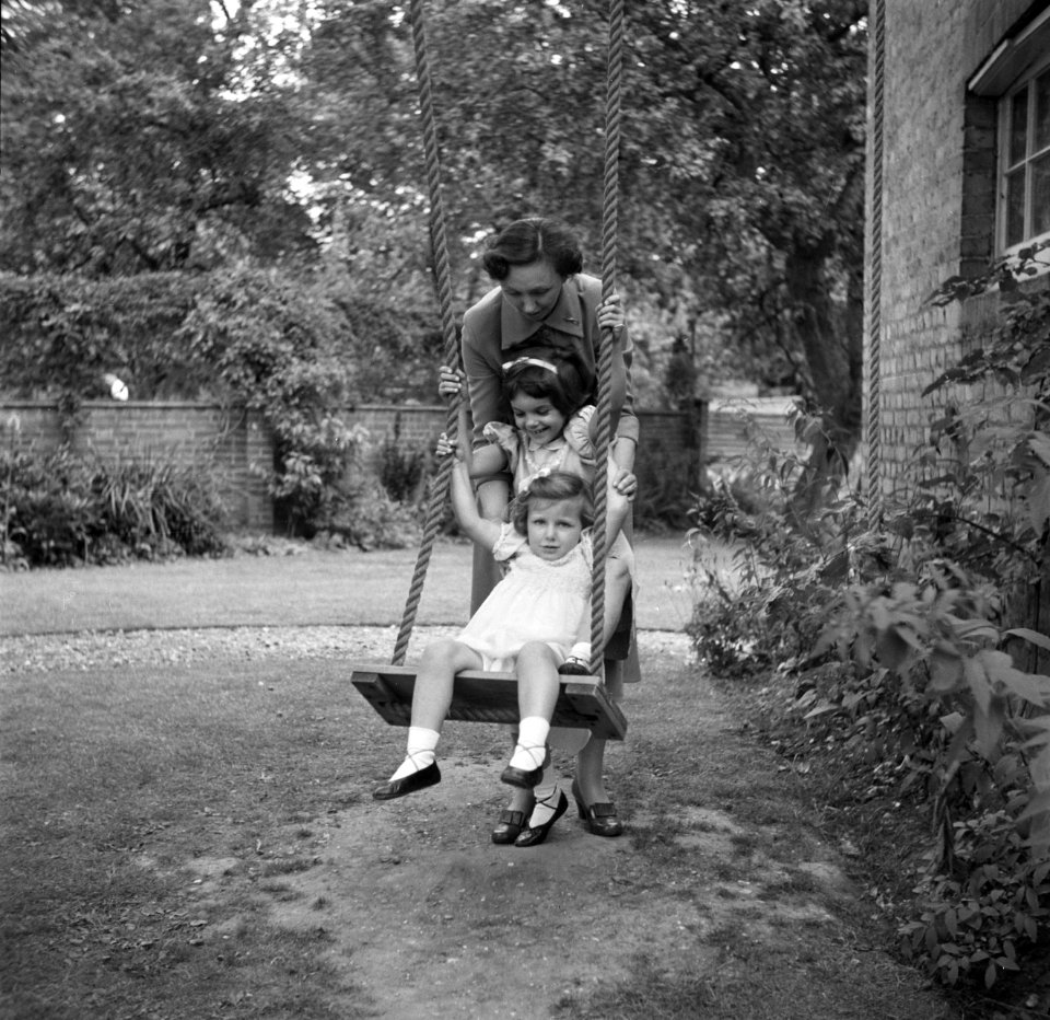 Twee meisjes van de familie Martineau, in de tuin van de Old Lodge in Terlow (Bu, Bestanddeelnr 254-2874