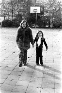 Twee kinderen presenteren de kleding op een buitenlocatie, Bestanddeelnr 926-7956
