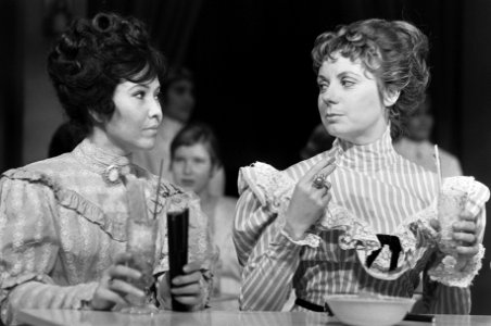 TV-spel De Stille Kracht (AVRO), Cisca Triezenberg (l) en Ingeborg Elzevier, Bestanddeelnr 926-1362