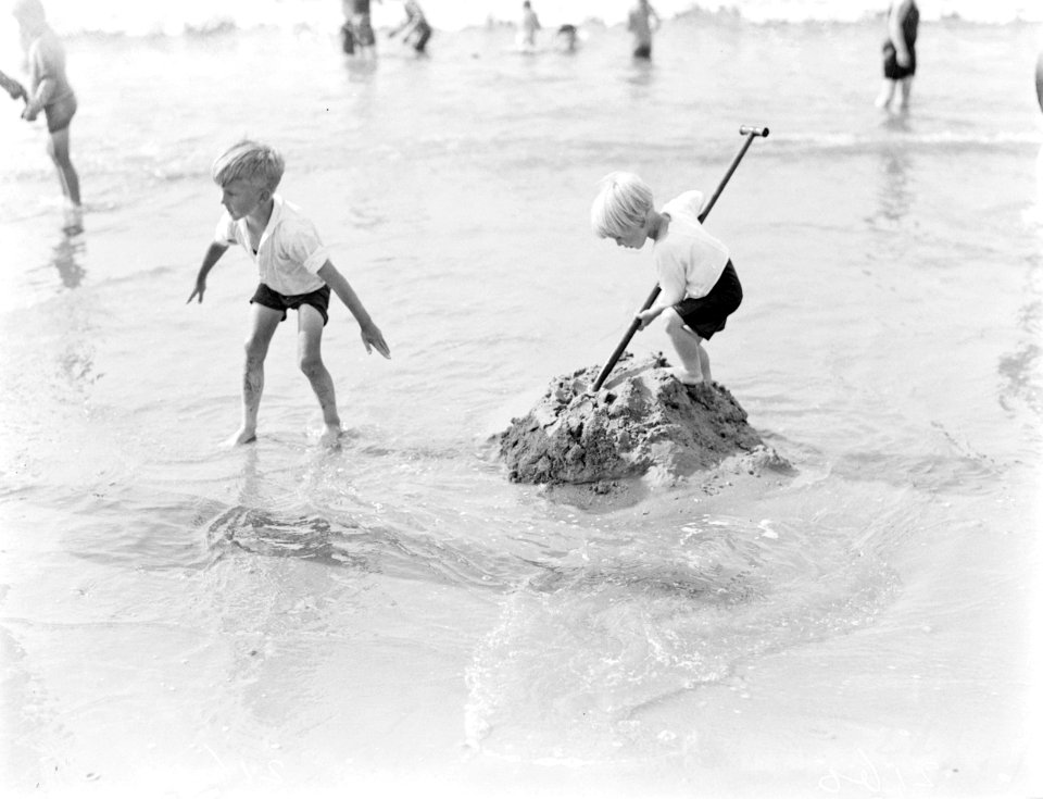 Twee kinderen op het strand in Scheveningen, Bestanddeelnr 252-1439